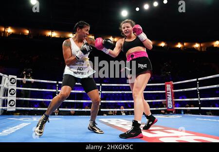 Erica Anabella Farias (links) und Sandy Ryan bei ihrem internationalen Super-Leichtgewicht-Wettbewerb in der Motorpoint Arena, Nottingham. Bilddatum: Samstag, 12. März 2022. Stockfoto