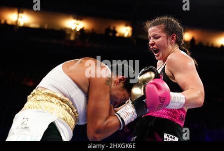 Erica Anabella Farias (links) und Sandy Ryan bei ihrem internationalen Super-Leichtgewicht-Wettbewerb in der Motorpoint Arena, Nottingham. Bilddatum: Samstag, 12. März 2022. Stockfoto