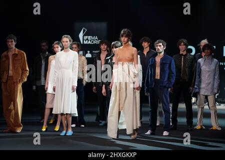 Madrid, Spanien. 12. März 2022. Models laufen auf der Otrura Fashion Show während der Mercedes Benz Fashion Week Madrid März 2022 auf der IFEMA. Kredit: SOPA Images Limited/Alamy Live Nachrichten Stockfoto