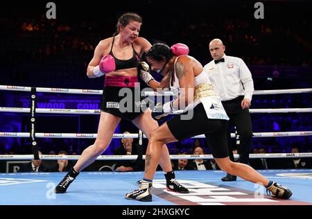 Sandy Ryan (links) und Erica Anabella Farias während ihres internationalen Super-Leichtbau-Wettbewerbs in der Motorpoint Arena, Nottingham. Bilddatum: Samstag, 12. März 2022. Stockfoto