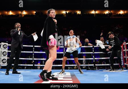 Sandy Ryan (links) erscheint niedergeschlagen, als Erica Anabella Farias nach ihrem internationalen Super-Lightweight-Wettbewerb in der Motorpoint Arena, Nottingham, den Sieg feiert. Bilddatum: Samstag, 12. März 2022. Stockfoto