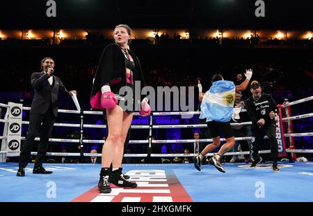 Sandy Ryan (links) erscheint niedergeschlagen, als Erica Anabella Farias nach ihrem internationalen Super-Lightweight-Wettbewerb in der Motorpoint Arena, Nottingham, den Sieg feiert. Bilddatum: Samstag, 12. März 2022. Stockfoto