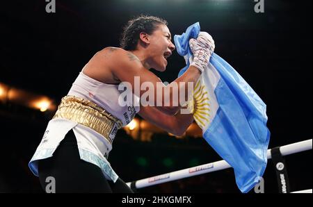 Erica Anabella Farias feiert den Sieg gegen Sandy Ryan nach ihrem internationalen Super-Leichtgewicht-Wettbewerb in der Motorpoint Arena, Nottingham. Bilddatum: Samstag, 12. März 2022. Stockfoto