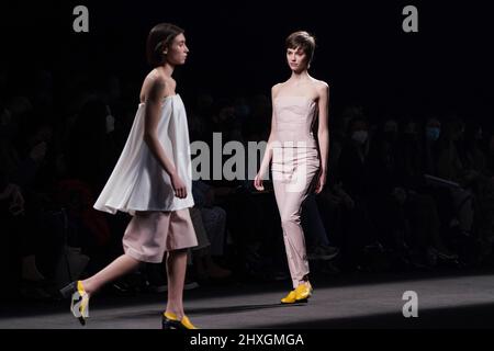 Madrid, Spanien. 12. März 2022. Models laufen auf der Otrura Fashion Show während der Mercedes Benz Fashion Week Madrid März 2022 auf der IFEMA. (Foto: Atilano Garcia/SOPA Images/Sipa USA) Quelle: SIPA USA/Alamy Live News Stockfoto