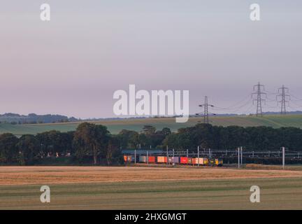 Eine Freightliner-Lokomotive der Baureihe 70, die Cholsey (östlich von Didcot) auf der Great Western-Hauptstrecke mit intermodalem Containerfrachtregen passiert Stockfoto