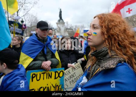 Eine neue Kundgebung gegen Putins Kriegspolitik und zur Unterstützung des ukrainischen Volkes fand auf dem Place de la Republique statt, um ein Ende des Krieges zu fordern. Stockfoto