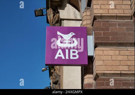 Belfast, Großbritannien - 19. Februar 2022: Das Zeichen für AIB in Belfast, Nordirland. Stockfoto