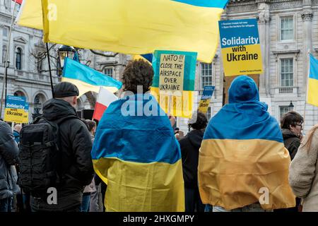 London, 12.. März 2022. Ukrainische Staatsbürger und Anhänger versammeln sich weiterhin in Whitehall gegenüber der Downing Street und fordern mehr Maßnahmen gegen Russland für die Invasion der Ukraine von der internationalen Gemeinschaft. Stockfoto