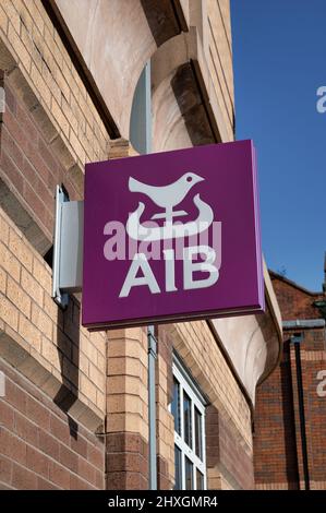 Belfast, Großbritannien - 19. Februar 2022: Das Zeichen für die AIB Bank in Belfast, Nordirland. Stockfoto