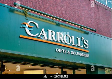 Belfast, Großbritannien - 19. Feb 2022: Carroll's Gifts and Souvenirs Stores in Belfast, Nordirland. Stockfoto