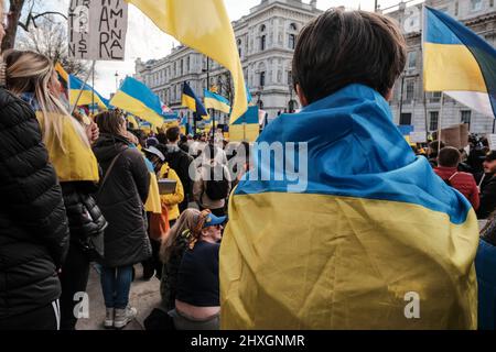 London, 12.. März 2022. Ukrainische Staatsbürger und Anhänger versammeln sich weiterhin in Whitehall gegenüber der Downing Street und fordern mehr Maßnahmen gegen Russland für die Invasion der Ukraine von der internationalen Gemeinschaft. Stockfoto