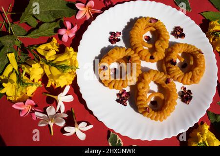 Imarti Süßigkeiten, beliebtes süßes Gericht aus Indien. Runde, spiralförmige Dessert aus Urad dal Mehle und Zuckersirup wie Jalebi. Imarti auf dekoriert Stockfoto