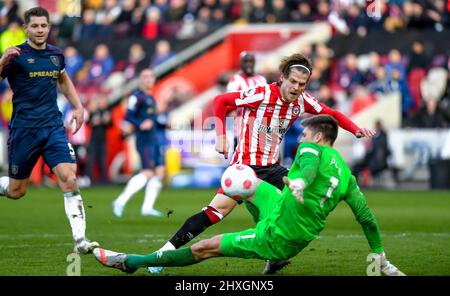 London, Großbritannien. 12. März 2022. Mathias Jensen vom FC Brentford holt den Ball in die sechs-Meter-Box des FC Burnley während des Premier League-Spiels zwischen Brentford und Burnley am 12. März 2022 im Brentford Community Stadium, London, England. Foto von Phil Hutchinson. Nur zur redaktionellen Verwendung, Lizenz für kommerzielle Nutzung erforderlich. Keine Verwendung bei Wetten, Spielen oder Veröffentlichungen einzelner Clubs/Vereine/Spieler. Kredit: UK Sports Pics Ltd/Alamy Live Nachrichten Stockfoto