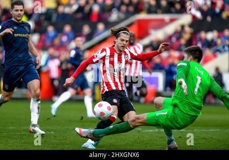 London, Großbritannien. 12. März 2022. Mathias Jensen vom FC Brentford holt den Ball in die sechs-Meter-Box des FC Burnley während des Premier League-Spiels zwischen Brentford und Burnley am 12. März 2022 im Brentford Community Stadium, London, England. Foto von Phil Hutchinson. Nur zur redaktionellen Verwendung, Lizenz für kommerzielle Nutzung erforderlich. Keine Verwendung bei Wetten, Spielen oder Veröffentlichungen einzelner Clubs/Vereine/Spieler. Kredit: UK Sports Pics Ltd/Alamy Live Nachrichten Stockfoto