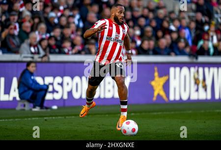 London, Großbritannien. 12. März 2022. Bryan Mbeumo vom FC Brentford bringt den Ball am 12. März 2022 beim Premier League-Spiel zwischen Brentford und Burnley im Brentford Community Stadium, London, England, nach vorne. Foto von Phil Hutchinson. Nur zur redaktionellen Verwendung, Lizenz für kommerzielle Nutzung erforderlich. Keine Verwendung bei Wetten, Spielen oder Veröffentlichungen einzelner Clubs/Vereine/Spieler. Kredit: UK Sports Pics Ltd/Alamy Live Nachrichten Stockfoto