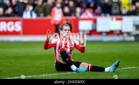 London, Großbritannien. 12. März 2022. Mathias Jensen vom FC Brentford reagierte darauf, dass er beim Premier League-Spiel zwischen Brentford und Burnley am 12. März 2022 im Brentford Community Stadium, London, England, nicht Punkten konnte. Foto von Phil Hutchinson. Nur zur redaktionellen Verwendung, Lizenz für kommerzielle Nutzung erforderlich. Keine Verwendung bei Wetten, Spielen oder Veröffentlichungen einzelner Clubs/Vereine/Spieler. Kredit: UK Sports Pics Ltd/Alamy Live Nachrichten Stockfoto