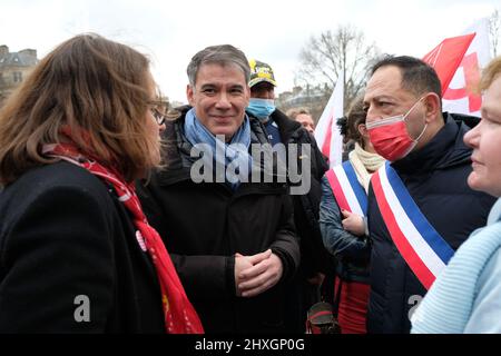 Eine neue Kundgebung gegen Putins Kriegspolitik und zur Unterstützung des ukrainischen Volkes fand auf dem Place de la Republique statt, um ein Ende des Krieges zu fordern. Stockfoto