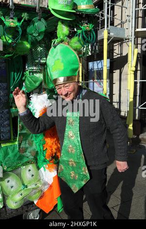 Jimmy, der Hutverkäufer in der O'connell Street in Dublin, bereitet sich nach zwei Jahren Abwesenheit auf die St. Patricks Day Parade 2022 vor. Stockfoto