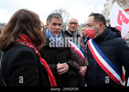 Eine neue Kundgebung gegen Putins Kriegspolitik und zur Unterstützung des ukrainischen Volkes fand auf dem Place de la Republique statt, um ein Ende des Krieges zu fordern. Stockfoto