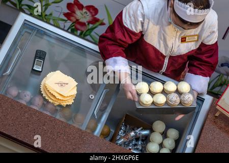 Moskau, Russland. 12.. März 2022 Eine Frau verkauft Eis am Brunnen im KAUGUMMIGESCHÄFT im Zentrum von Moskau, Russland Stockfoto