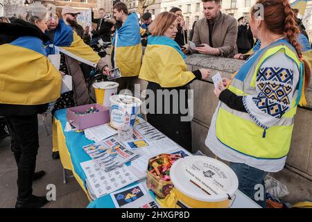 London, 12.. März 2022. Ukrainische Staatsbürger und Anhänger versammeln sich weiterhin in Whitehall gegenüber der Downing Street und fordern mehr Maßnahmen gegen Russland für die Invasion der Ukraine von der internationalen Gemeinschaft. Mitglieder der ukrainischen Gemeinschaft im Vereinigten Königreich sammeln Spenden zur Unterstützung der vom Krieg betroffenen Bürger. Stockfoto