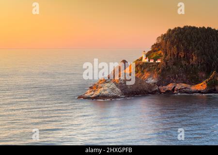 Abendlicht auf dem historischen Heceta Head Leuchtturm auf dem Oregon Coast, Oregon, USA Stockfoto