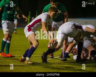 Barnett, London, Großbritannien. 12. März 2022. Sam Edwards (9 - England U20) macht den Ball im Spiel zwischen England U20 und Irland U20 bei der U-20 Six Nations Championship im StoneX Stadium, Barnett, London am 12.. März 2021 frei Claire Jeffrey/SPP Credit: SPP Sport Press Photo. /Alamy Live News Stockfoto