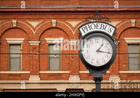 Lokale Stadtuhr auf der Straße in Phoebus Virginia Stockfoto