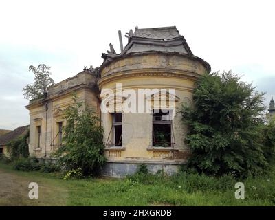 Ein altes verlassenes Haus in Mol, Backa, Vojvodina, Serbien, das zusammenbricht. Stockfoto