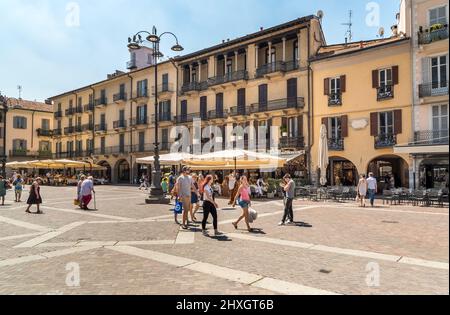 Como, Lombardei, Italien - 19. Juli 2016: Blick auf den Duomo-Platz mit traditionellem italienischen Straßencafé im historischen Zentrum von Como, Italien. Stockfoto