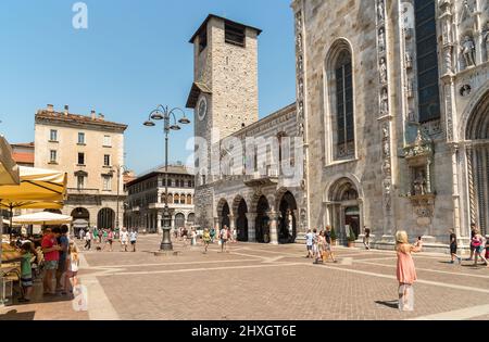 Como, Lombardei, Italien - 19. Juli 2016: Blick auf den Duomo-Platz mit traditionellem italienischen Straßencafé im historischen Zentrum von Como, Italien. Stockfoto