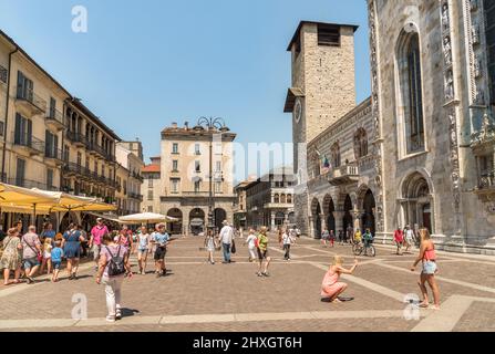 Como, Lombardei, Italien - 19. Juli 2016: Blick auf den Duomo-Platz mit traditionellem italienischen Straßencafé im historischen Zentrum von Como, Italien. Stockfoto