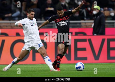 Junior Messias vom AC Mailand und Filippo Bandinelli vom FC Empoli kämpfen während der Serie A im Stadio Giuseppe Meazza am 12. März 2022 in Mailand, Italien, um den Ball. Stockfoto