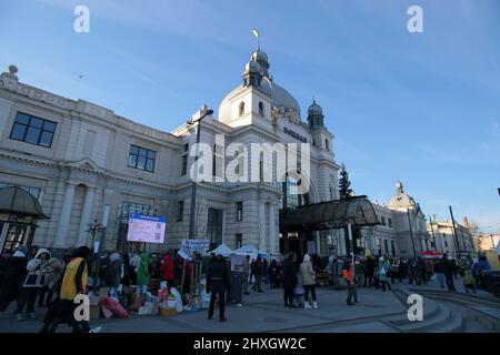 Nicht exklusiv: LVIV, UKRAINE - 11. MÄRZ 2022 - der Hauptbahnhof ist in Lviv, Westukraine, abgebildet. Stockfoto