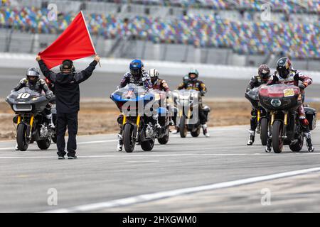 Daona Beach, FL, USA. 12.. März 2022. 10 Travis Wyman, 1 Kyle Wyman, 29 Tyler O'Hara geht während der Mission King of the Baggers auf dem Daona International Speedway in Daona Beach, FL, durch die Rennstrecke. 2022, MotoAmerica, Heimat von AMA Superbike und Nordamerikas führender Motorrad-Rennserie. Kredit: Yaroslav Sabitov/Yes Market Media/Alamy Live Nachrichten Stockfoto