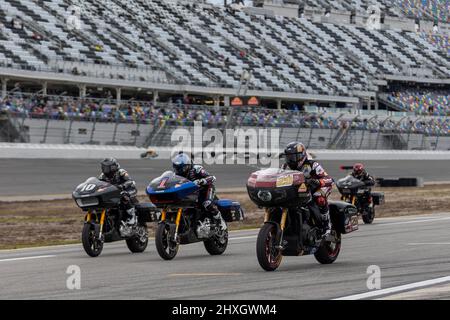 Daona Beach, FL, USA. 12.. März 2022. 10 Travis Wyman, 1 Kyle Wyman, 29 Tyler O'Hara geht während der Mission King of the Baggers auf dem Daona International Speedway in Daona Beach, FL, durch die Rennstrecke. 2022, MotoAmerica, Heimat von AMA Superbike und Nordamerikas führender Motorrad-Rennserie. Kredit: Yaroslav Sabitov/Yes Market Media/Alamy Live Nachrichten Stockfoto