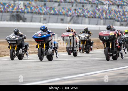 Daona Beach, FL, USA. 12.. März 2022. 10 Travis Wyman, 1 Kyle Wyman, 29 Tyler O'Hara geht während der Mission King of the Baggers auf dem Daona International Speedway in Daona Beach, FL, durch die Rennstrecke. 2022, MotoAmerica, Heimat von AMA Superbike und Nordamerikas führender Motorrad-Rennserie. Kredit: Yaroslav Sabitov/Yes Market Media/Alamy Live Nachrichten Stockfoto