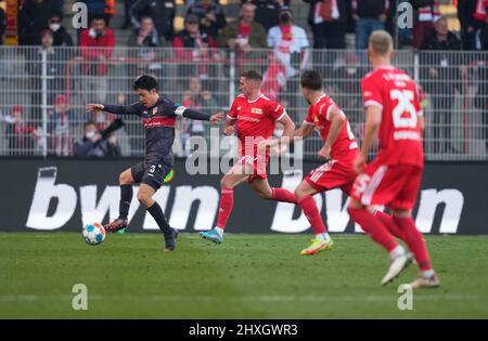 12. März 2022: Wataru Endo vom VfB Stuttgart kontrolliert den Ball während der Union Berlin gegen den VfB Stuttgart, an der Alten FÃ¶rsterei, Berlin, Deutschland. Kim Price/CSM. Stockfoto