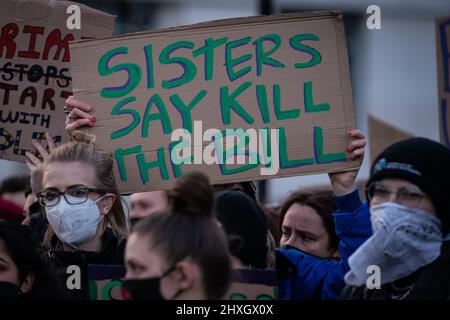 London, Großbritannien. 12.. März 2022. Sarah Everard ein Jahr aus Protest. Demonstranten von Sisters Uncut protestieren gemeinsam mit anderen Anti-Polizei-Aktivisten ein Jahr nach den kontroversen Festnahmen der Clapham Common Mahnwache vom Polizeihauptquartier in New Scotland Yard aus. Demonstranten fordern, dass die Zustimmung aus der Polizeiarbeit zurückgezogen und die vollständige Entfernung des Gesetzes über die Polizeibefugnisse, das derzeit im Unterhaus diskutiert wird, aufgehoben wird. Kredit: Guy Corbishley/Alamy Live Nachrichten Stockfoto