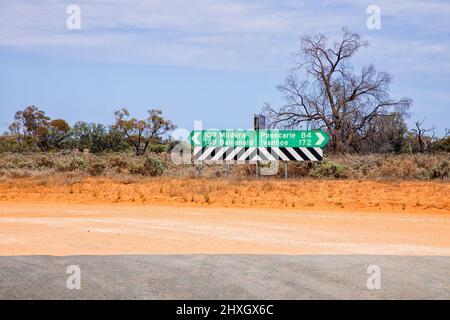 Informationen Richtung Navigation Straßenschilder im Lake Mungo Nationalpark im Outback australia. Stockfoto