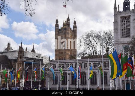 London, England, Großbritannien. 12. März 2022. Vor dem Commonwealth Day, der jährlichen Feier der Länder des Commonwealth, am 14.. März, wurden auf dem Parliament Square Nationalflaggen angebracht. (Bild: © Vuk Valcic/ZUMA Press Wire) Stockfoto