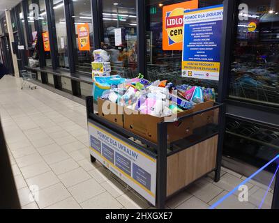 Krakau, Polen, 11. März 2022, eine Kiste im Geschäft, um humanitäre Hilfe für die Bewohner der Ukraine während des Krieges zu sammeln. Spende. Hilfe von Stockfoto