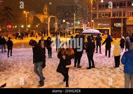 12. März 2022: Szenen von Menschen, die sich in den Abendstunden in Istanbul, Türkei, auf den Straßen von Kadikoy unter starkem Schneefall am 12. März 2022 amüsieren. Der Schneefall, der seit dem 9. März in Istanbul zeitweise andauert und den Meteorology mit einem „orangen“ Alarm warnte, verstärkte seine Wirkung in den Abendstunden. (Bild: © Tolga Ildun/ZUMA Press Wire) Stockfoto