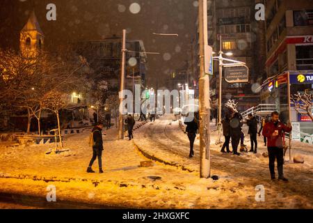 12. März 2022: Szenen von Menschen, die sich in den Abendstunden in Istanbul, Türkei, auf den Straßen von Kadikoy unter starkem Schneefall am 12. März 2022 amüsieren. Der Schneefall, der seit dem 9. März in Istanbul zeitweise andauert und den Meteorology mit einem „orangen“ Alarm warnte, verstärkte seine Wirkung in den Abendstunden. (Bild: © Tolga Ildun/ZUMA Press Wire) Stockfoto