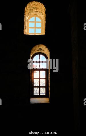 Fenster im antiken Stil, lange und kurze Fenster in der hagia sophia in Trabzon. Blick außerhalb des Gebäudes. Stockfoto