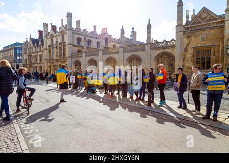 12. März 2022 - Cambridge, Großbritannien, Protestierende, die vor dem King's College gegen die russische Invasion in der Ukraine protestieren Stockfoto