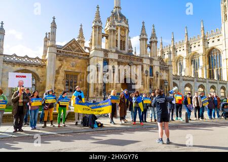 12. März 2022 - Cambridge, Großbritannien, Protestierende, die vor dem King's College gegen die russische Invasion in der Ukraine protestieren Stockfoto