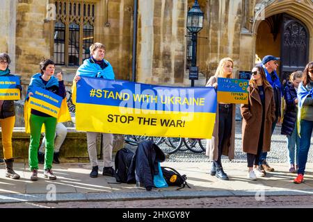 12. März 2022 - Cambridge, Großbritannien, Protestierende, die vor dem King's College gegen die russische Invasion in der Ukraine protestieren Stockfoto