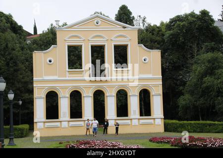 Curitiba, Parana, Brasilien. 12. März 2022. (INT) Besucherbewegung im Deutschen Stadtwald in Curitiba. 12. März 2022, Curitiba, Parana, Brasilien: Besucher des German Municipal Forest, einem Raum, der den ersten Deutschen gewidmet ist, die 1833 in Curitiba ankamen. Der Raum, der sich im Viertel Vista-Esele befindet, hat eine Fläche von 38.000 Quadratmetern und seine Einrichtungen und Elemente sind eine Hommage an Ã¢â‚¬', die Kultur, Architektur und ein bisschen Magie vereint - an die germanische Ethnie. (Bild: © Edson De Souza/TheNEWS2 via ZUMA Press Wire) Stockfoto