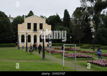 Curitiba, Parana, Brasilien. 12. März 2022. (INT) Besucherbewegung im Deutschen Stadtwald in Curitiba. 12. März 2022, Curitiba, Parana, Brasilien: Besucher des German Municipal Forest, einem Raum, der den ersten Deutschen gewidmet ist, die 1833 in Curitiba ankamen. Der Raum, der sich im Viertel Vista-Esele befindet, hat eine Fläche von 38.000 Quadratmetern und seine Einrichtungen und Elemente sind eine Hommage an Ã¢â‚¬', die Kultur, Architektur und ein bisschen Magie vereint - an die germanische Ethnie. (Bild: © Edson De Souza/TheNEWS2 via ZUMA Press Wire) Stockfoto